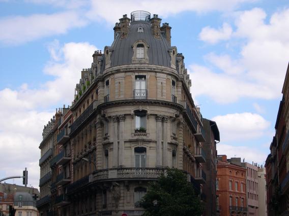  immeuble avec balcons et colonnes (rue de Metz)